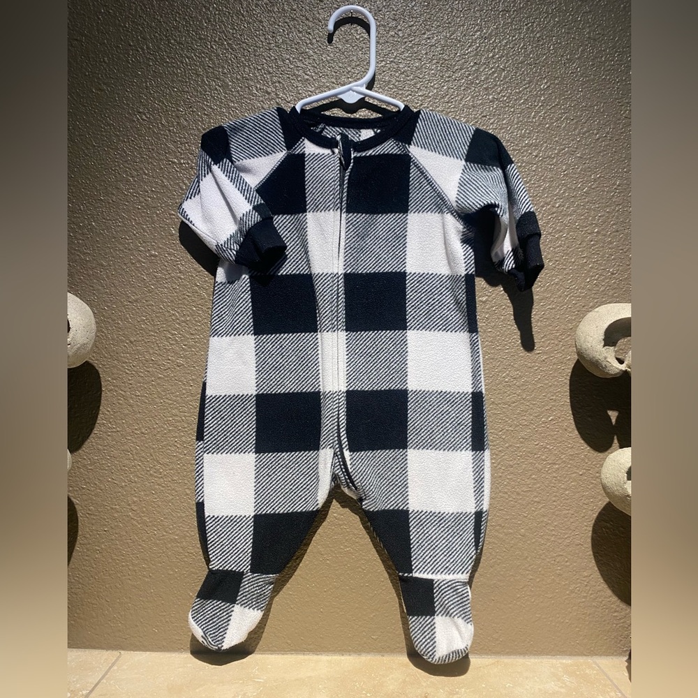 The Children's Place 0-3M Black and White plaid Footie pajama 🍼